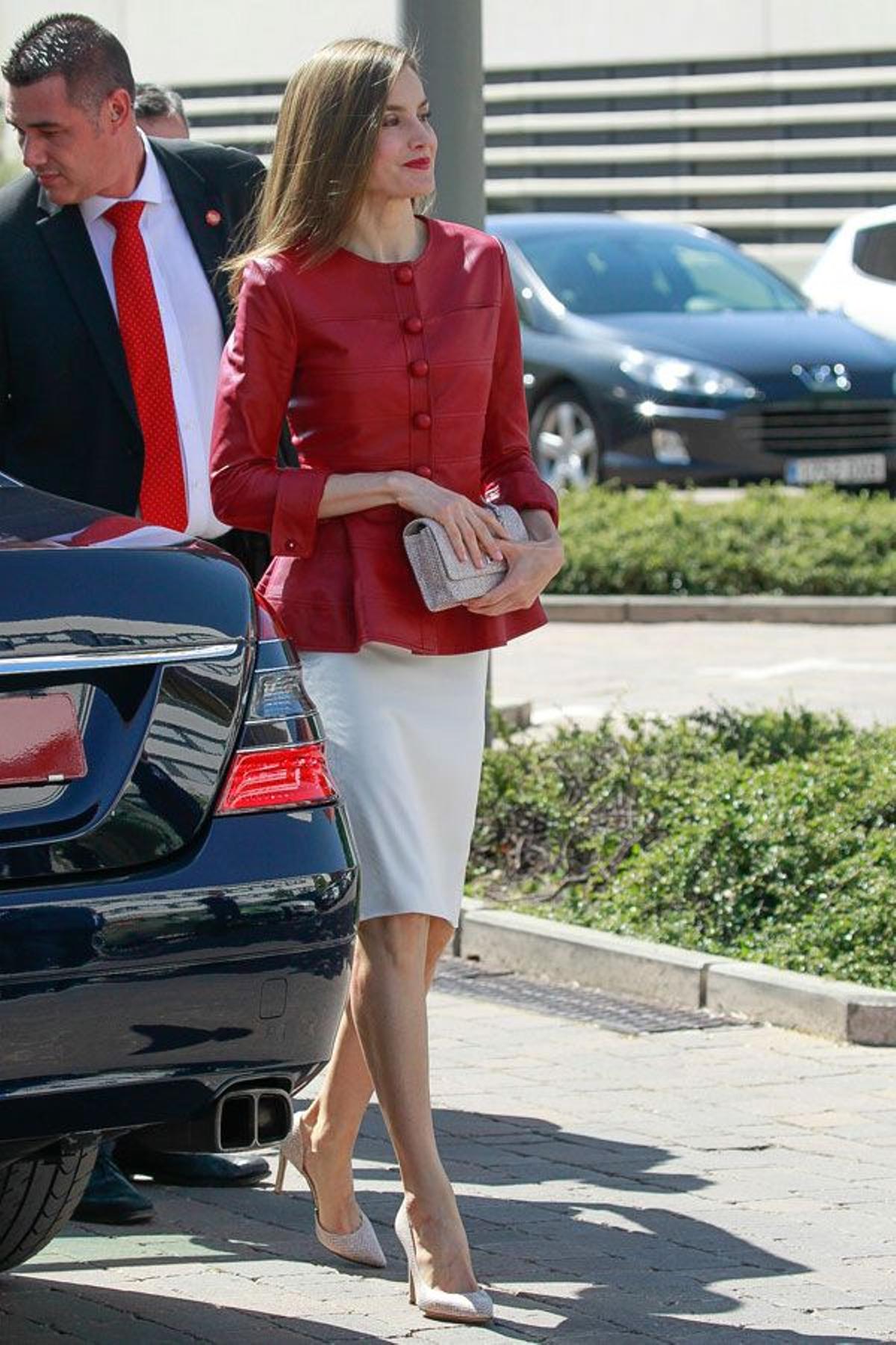 Letizia Ortiz con cuerpo de cuero rojo y falda blanca