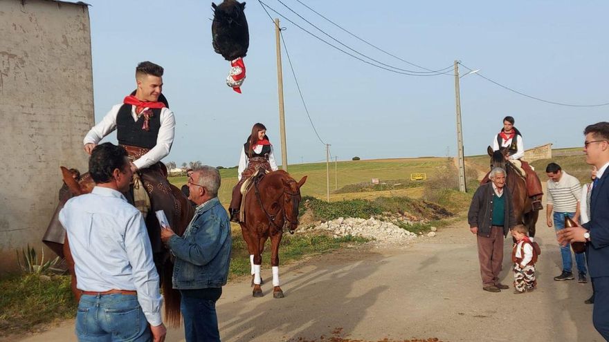 Los tres quintos se preparan para correr el gallo. | Cedida