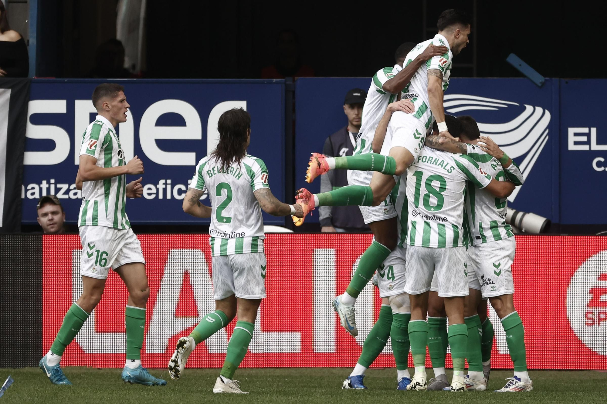 PAMPLONA, 19/10/2024.- Los jugadores del Betis Vitor Roque celebran tras anotar el 0-1 durante el encuentro correspondiente a la décima jornada de LaLiga entre el Osasuna y el Betis en El Sadar, Pamplona, Navarra, este sábado. EFE/ Jesús Diges