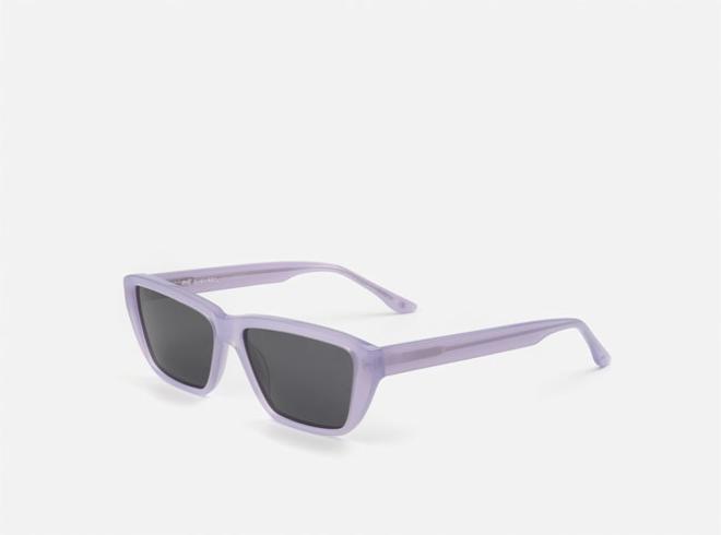 Gafas de sol geométricas en color morado, de Mó de Multiópticas