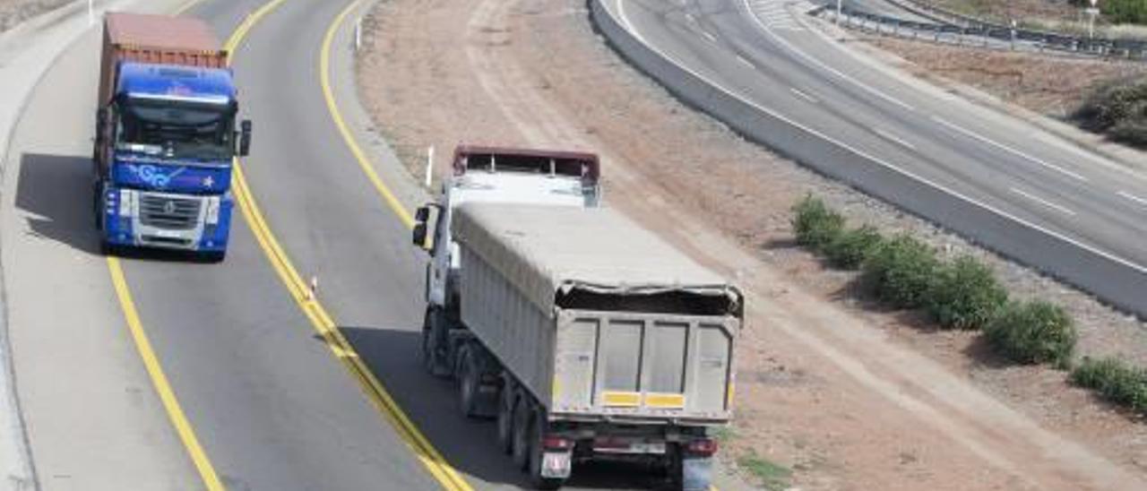 Desde Xilxes a Vilavella se circula por un carril por sentido.