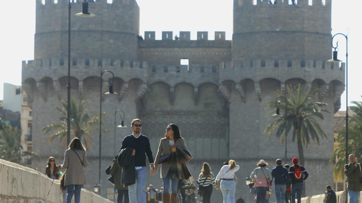 Una pareja pasea por el centro de València.