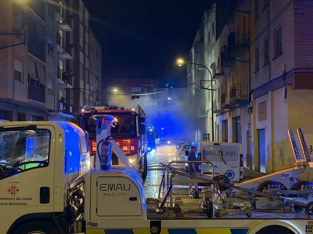 Dotacions de Bombers treballen a l'incendi de Lleida