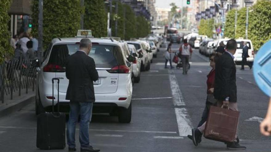 Uber y Cabify abren la batalla contra los taxistas en Alicante