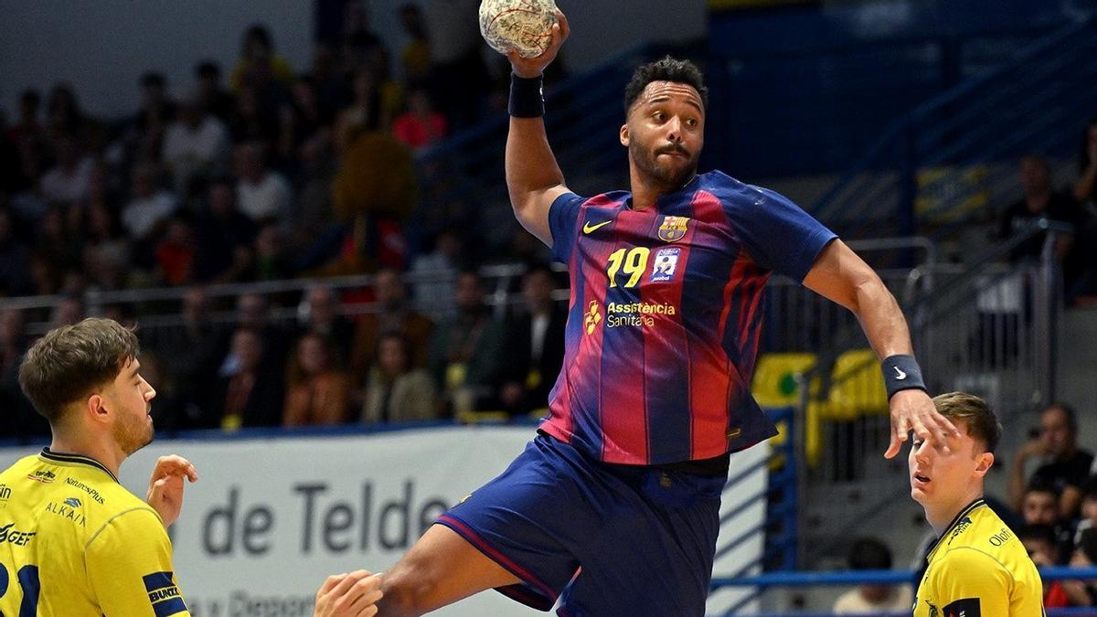 N'Guessan efectúa un lanzamiento contra el Bidasoa Irún.