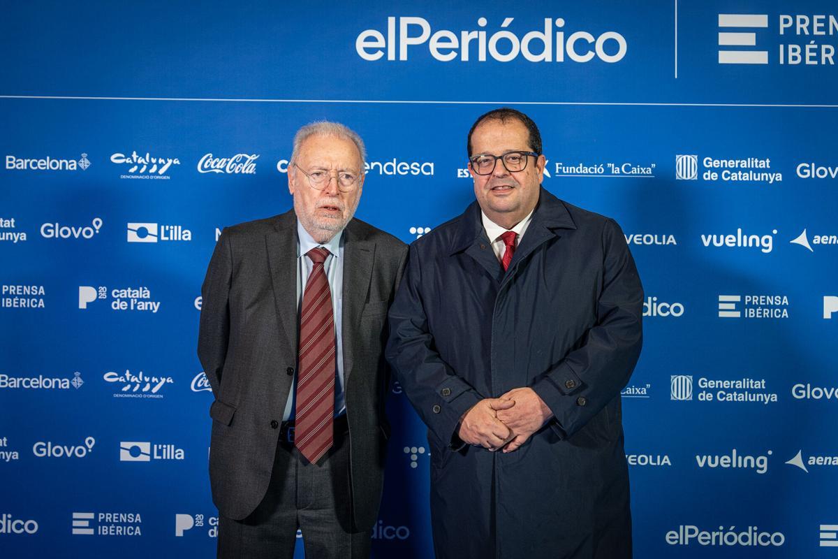 Barcelona, 24/11/2025 Sociedad. Entrega Premio Català i Catalana de lany. Photocall. PERSONAS: Joan Tapia: Presidente del Comité Editorial de EL PERIÓDICO, Joan Ignasi Elena, diputado del parlamento de Catalunya. AUTOR: MANU MITRU