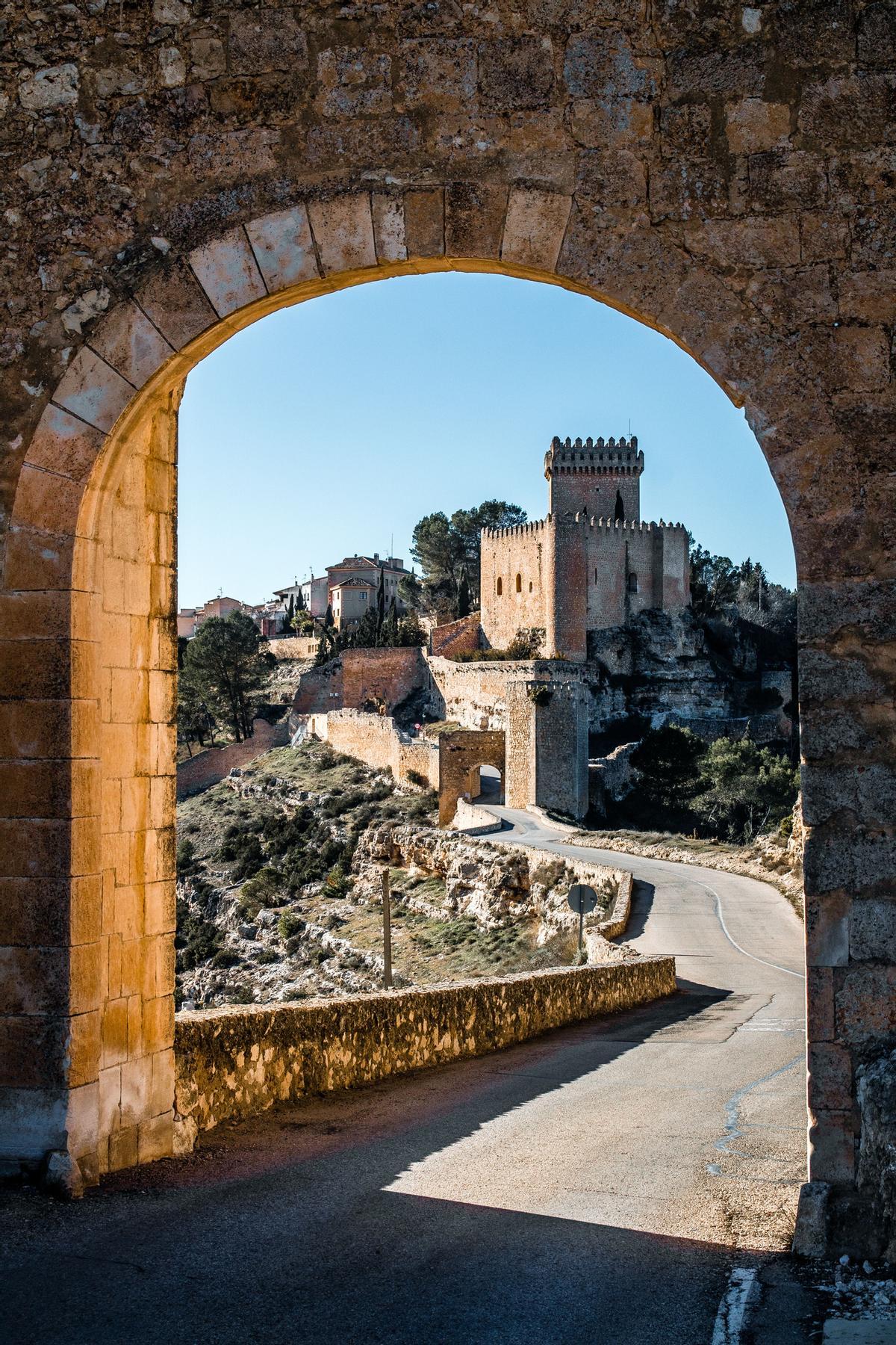Una de las puertas históricas de la muralla en Alarcón