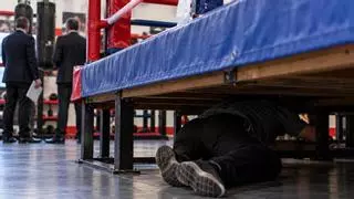 Van a comunicarle su despido y se esconde debajo de la tarima de boxeo de un gimnasio: su despido es improcedente y deben pagarle más de 11.000 euros