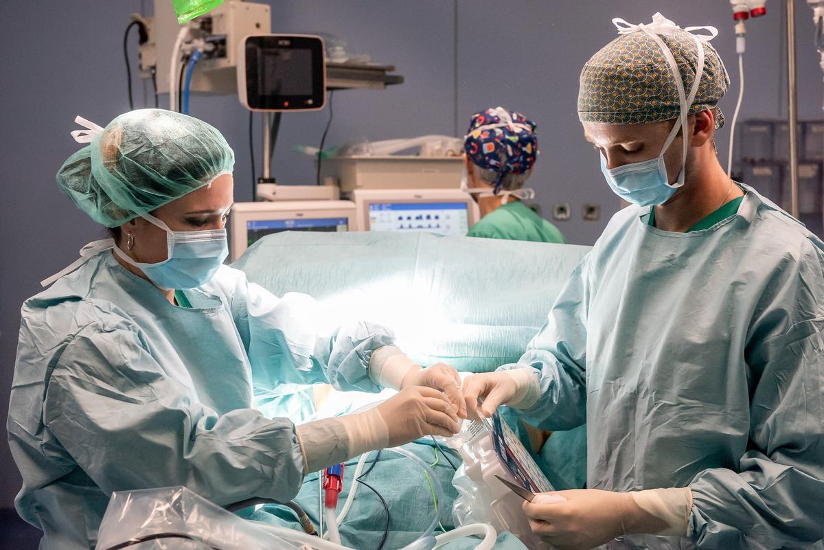 La Dra. Elisabet Arango durante una intervención quirúrgica.