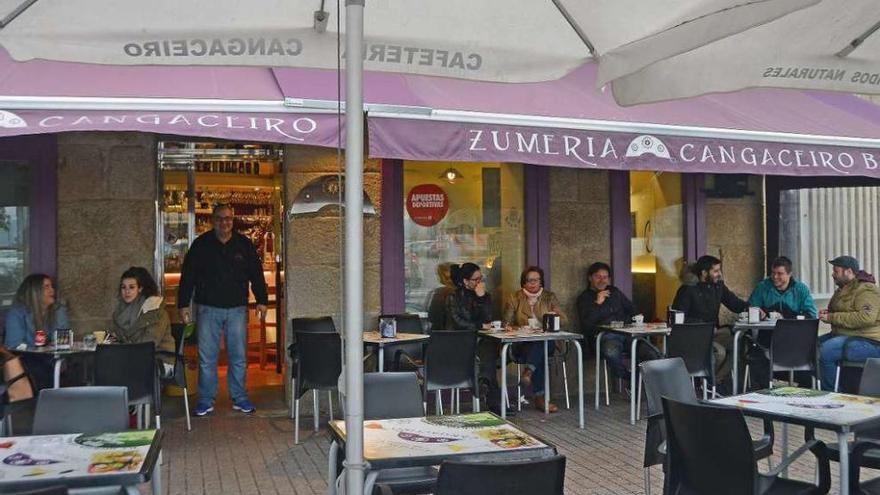 Una de las terrazas instaladas en el centro urbano de Cangas. // Gonzalo Núñez