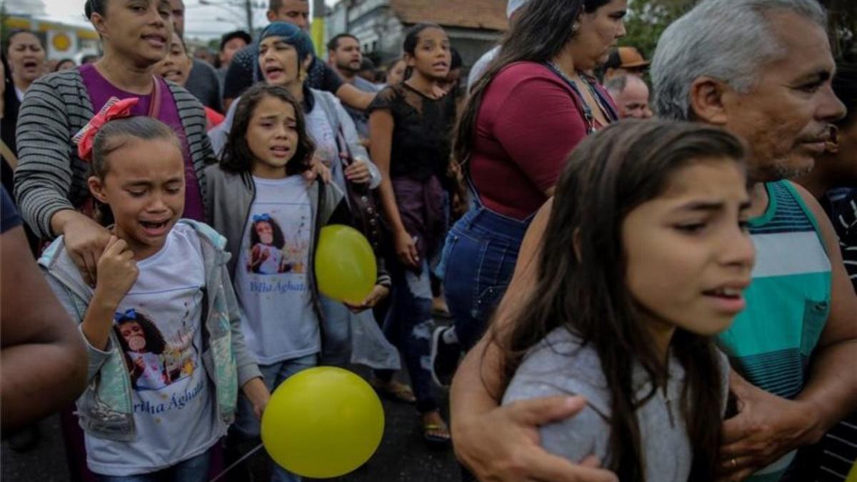 Un grupo de personas en el entierro de la niña Ágatha Félix en Brasil.