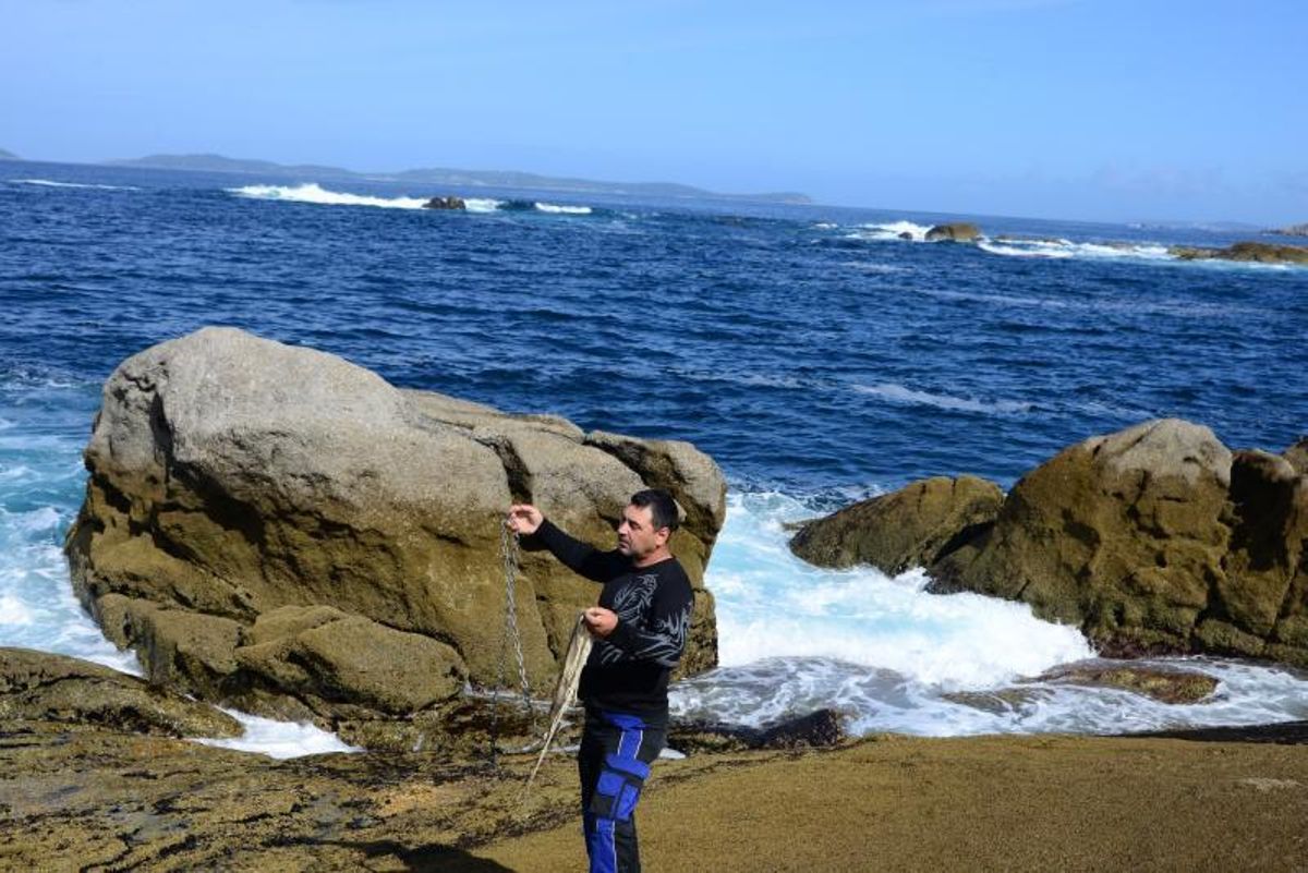 A la izq., la roca a la que pretendía subirse el pescador cuando cayó. A la dch., la roca a la que pudo agarrarse gracias a un saliente. |   // G.N.