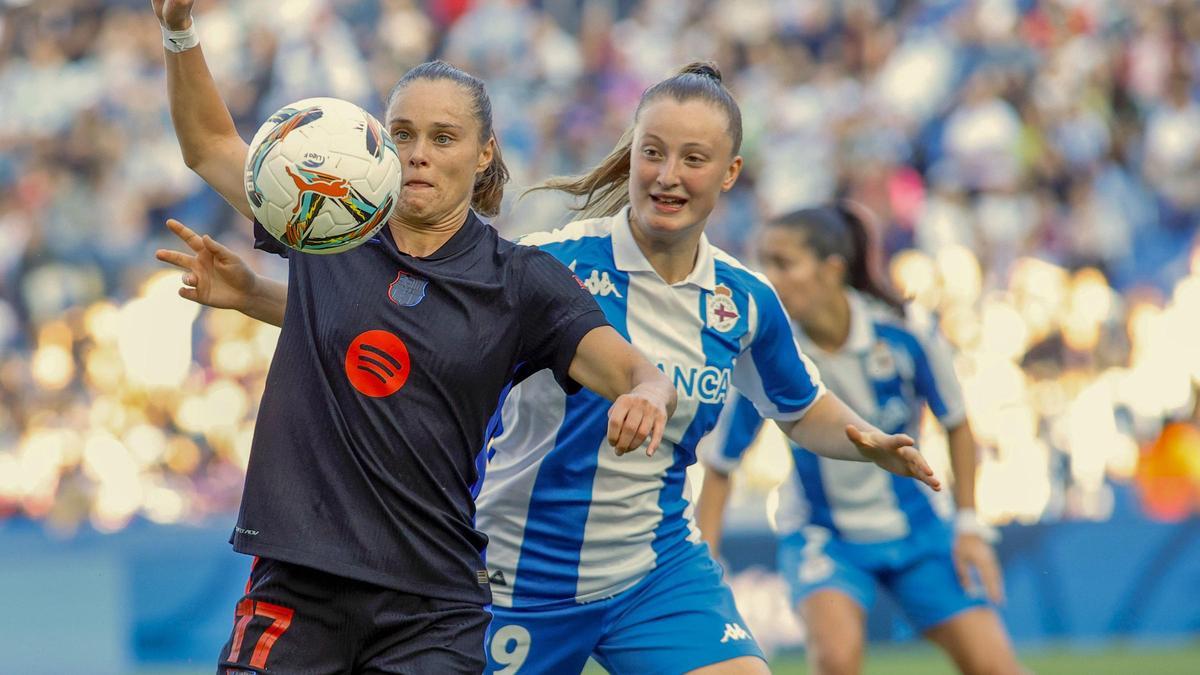 Ewa Pajor controla el balón ante Elena Vázquez, este domingo en Riazor.