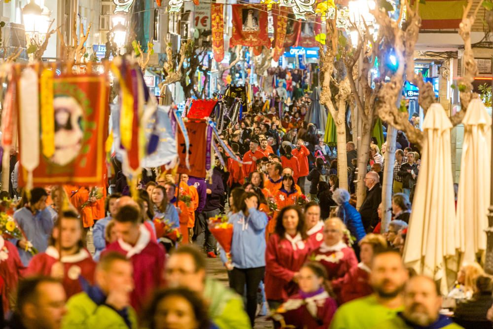 Los festeros de Benidorm homenajean a su patrona en la Ofrenda de Flores