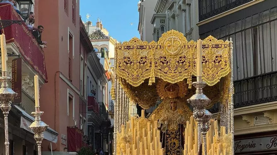 Vídeo | Así avanza la Virgen del Carmen Doloroso por la calle Álvarez Quintero