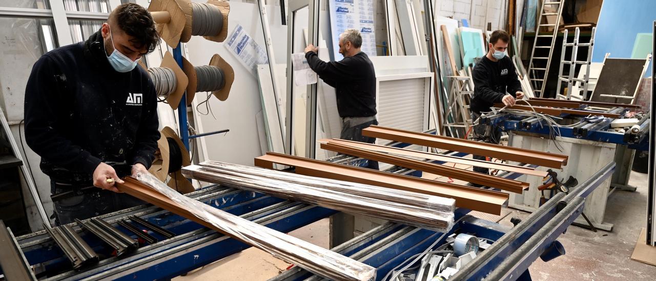 Trabajadores en una fábrica de aluminio.