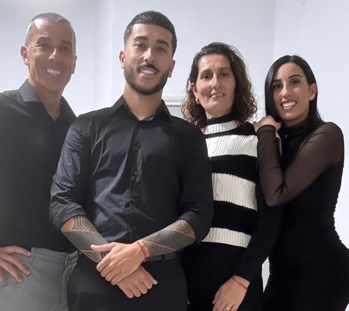 Germán Rodríguez junto a su hijo Aitor, su madre y Tania, a la derecha.