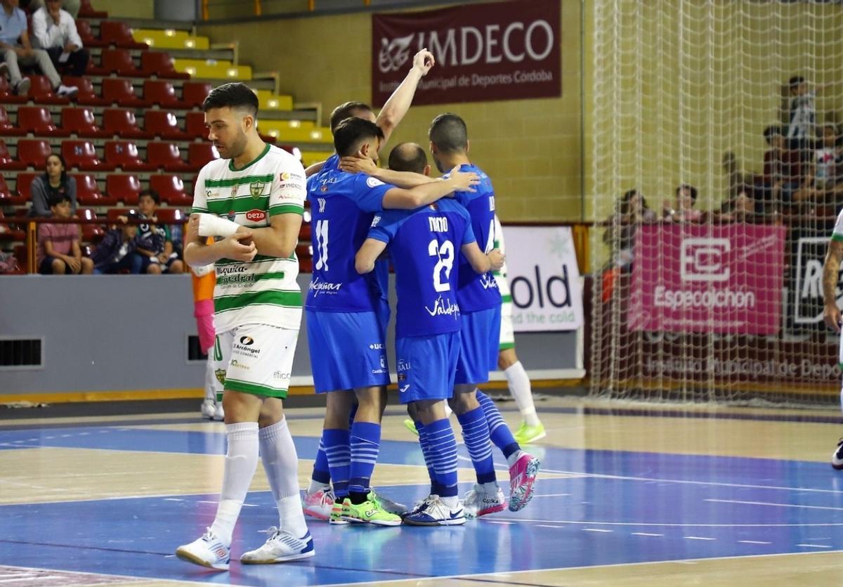 Saura, decepcionado tras recibir un gol el Córdoba Futsal.