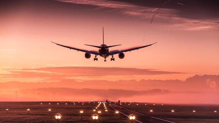 Un avión en pleno aterrizaje.