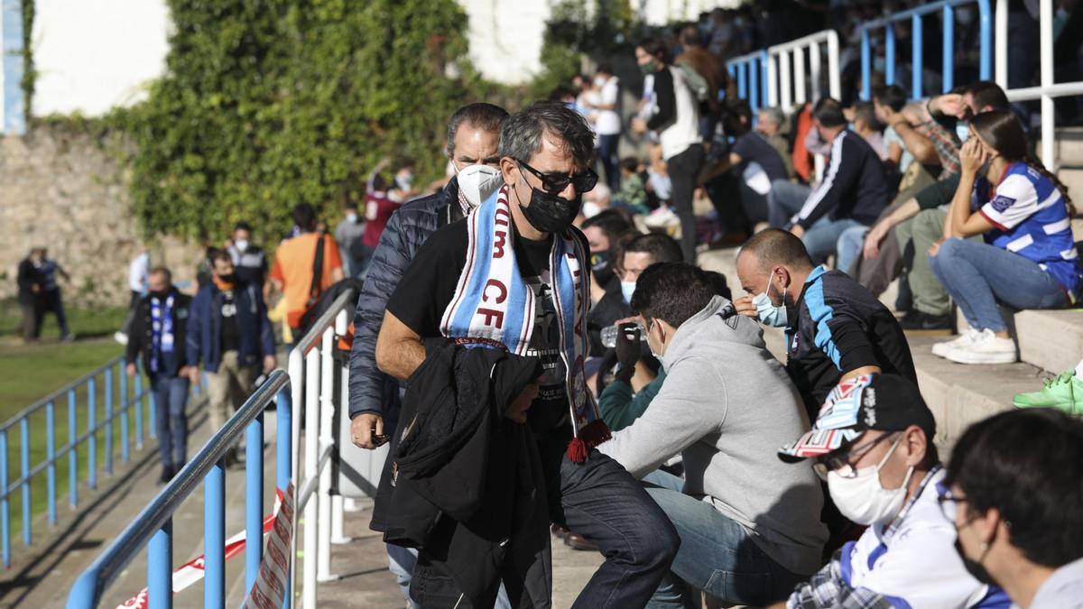 Público en el Muro de Zaro durante el derbi ante el Avilés Stadium y el Real Avilés, de Tercera División