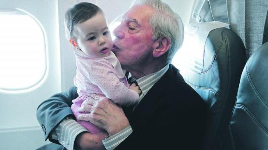 Mario Vargas Llosa, con su nieta Anais en el avión que les trasladaba, acompañados de otros miembros de la familia, a Estocolmo.