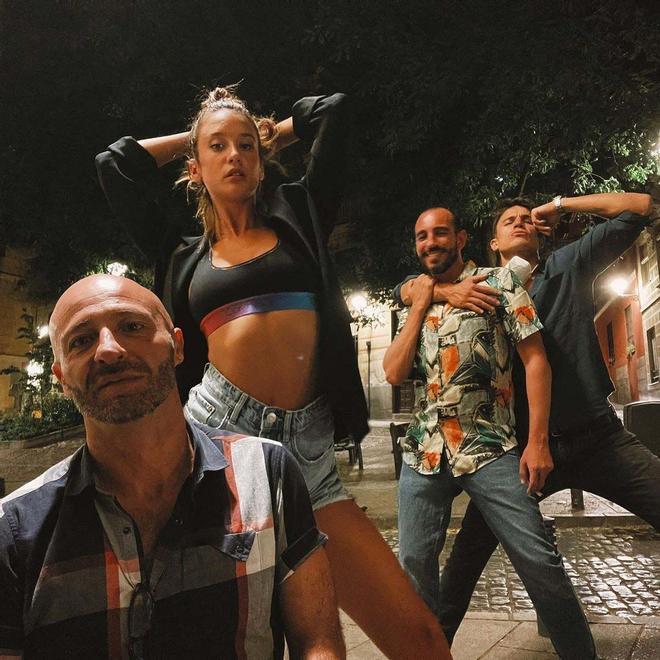 María Pedraza con shorts vaqueros y sujetador deportivo de Calvin Klein con Álex González y amigos