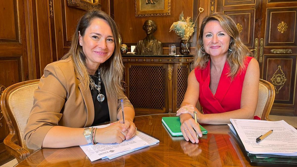 La concejala Maica Hurtado y la alcaldesa, Begoña Carrasco.