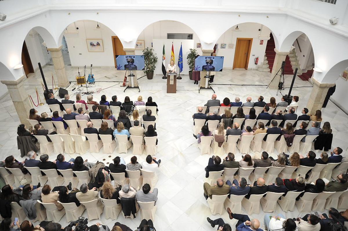 Galería | Acto institucional del Día de la Mujer en la Asamblea de Extremadura