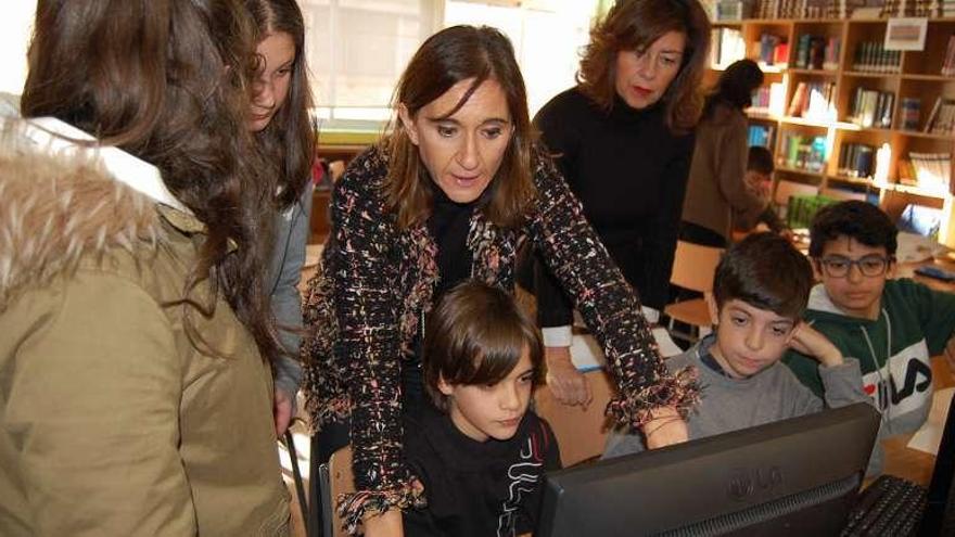 La conselleira de Educación, Carmen Pomar, ayer en una visita al CEIP Carlos Casares. // FdV