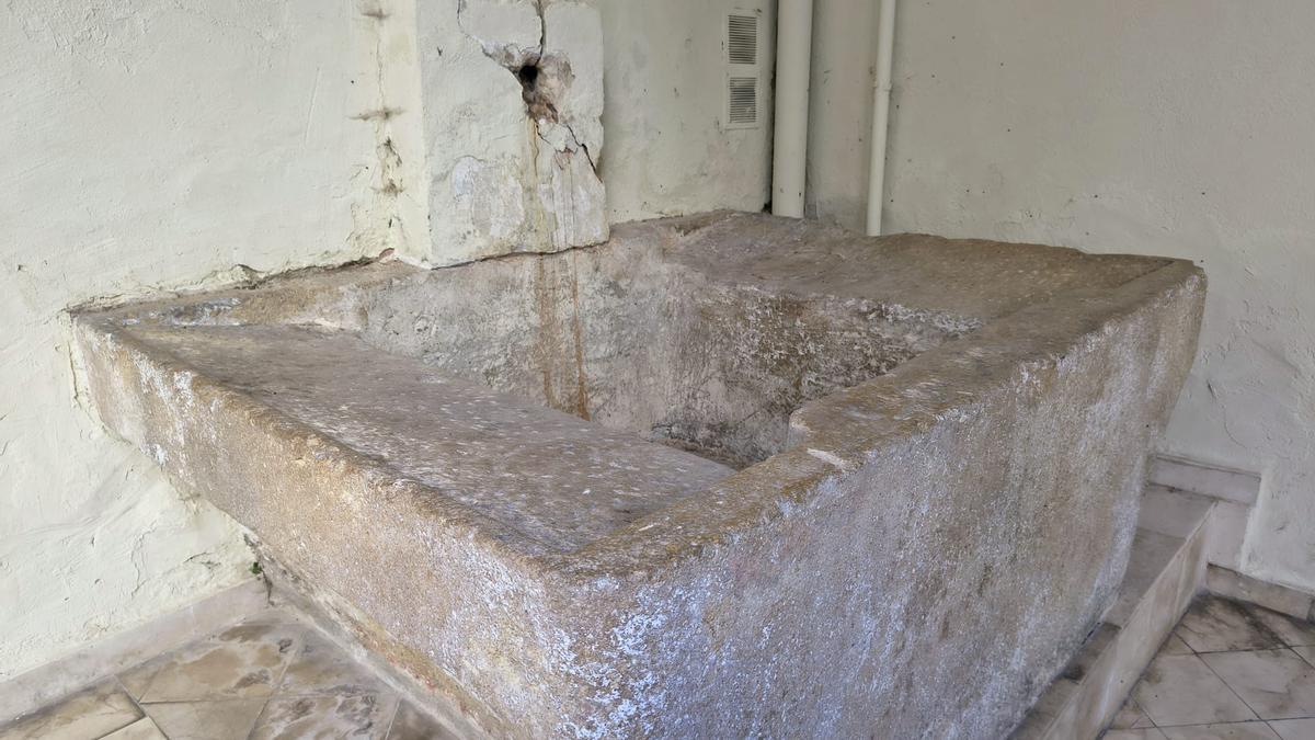 La fuente del antiguo Hospital Major de Xàtiva, ya sin caño, en una imagen captada hoy.