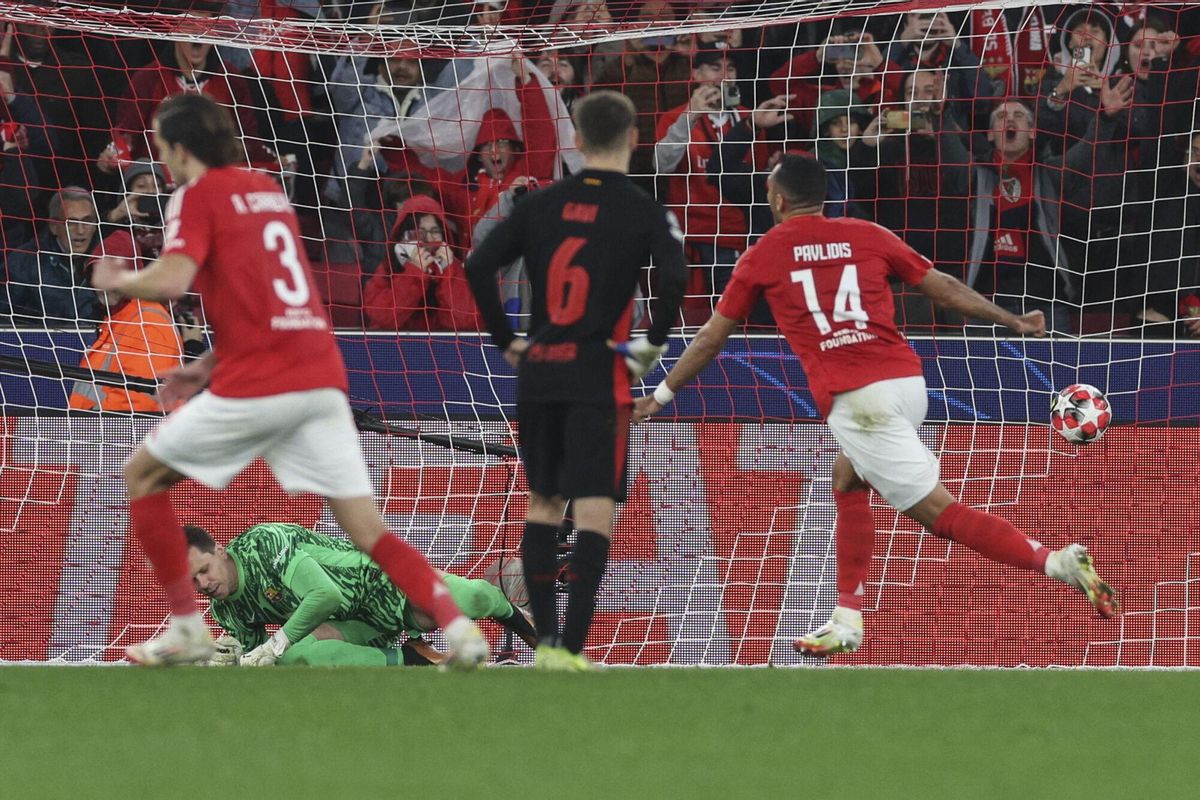 Lisbon (Portugal), 21/01/2025.- Benfica`s Pavlidis (R) celebrates a goal against Barcelona during their UEFA Champions League soccer match held at Luz Stadium in Lisbon, Portugal, 21 January 2025. (Liga de Campeones, Lisboa) EFE/EPA/MIGUEL A. LOPES
