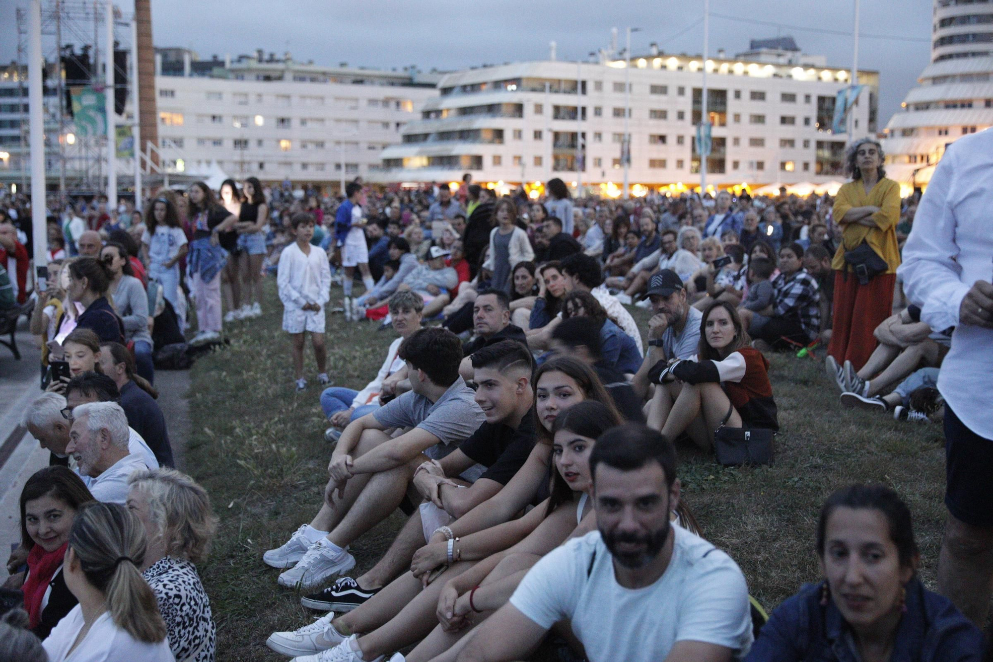 Así ha sido la primera cita de la noche de los drones en Gijón