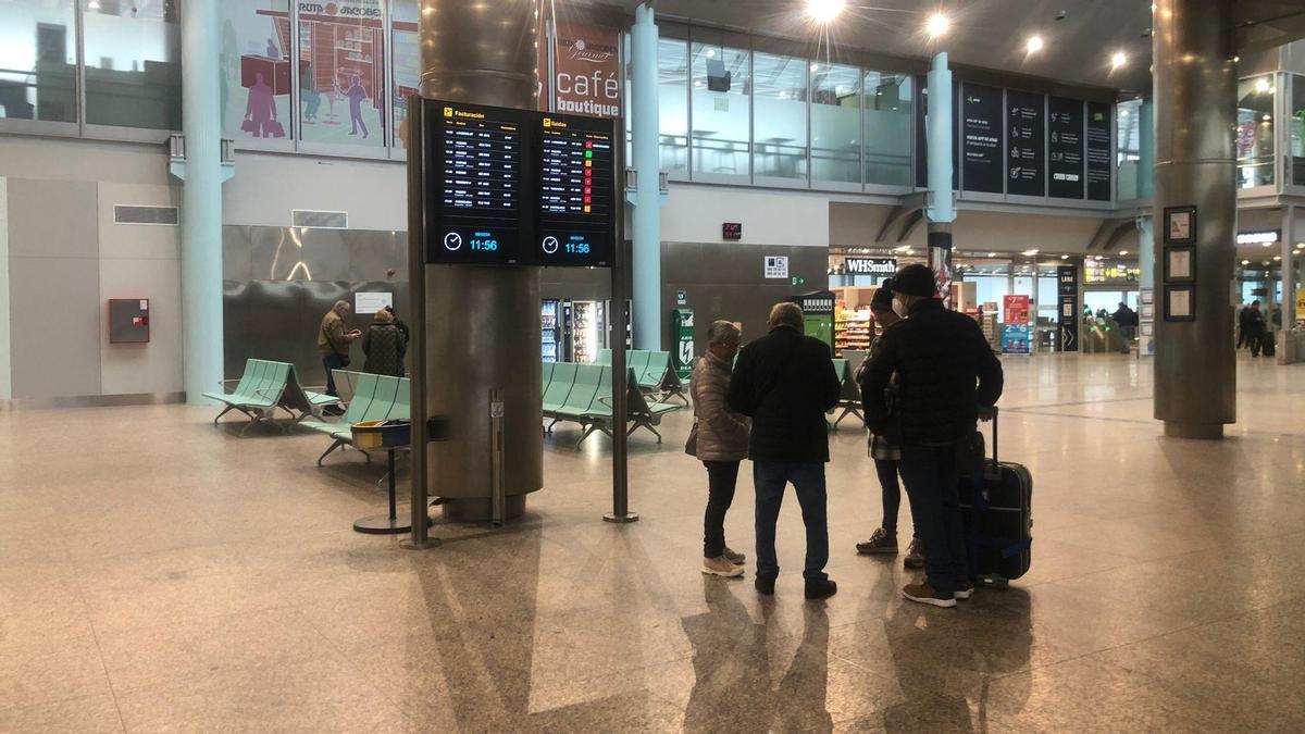 Pasajeros hoy en el aeropuerto de Vigo, donde se están cancelando vuelos por la borrasca Karlotta.