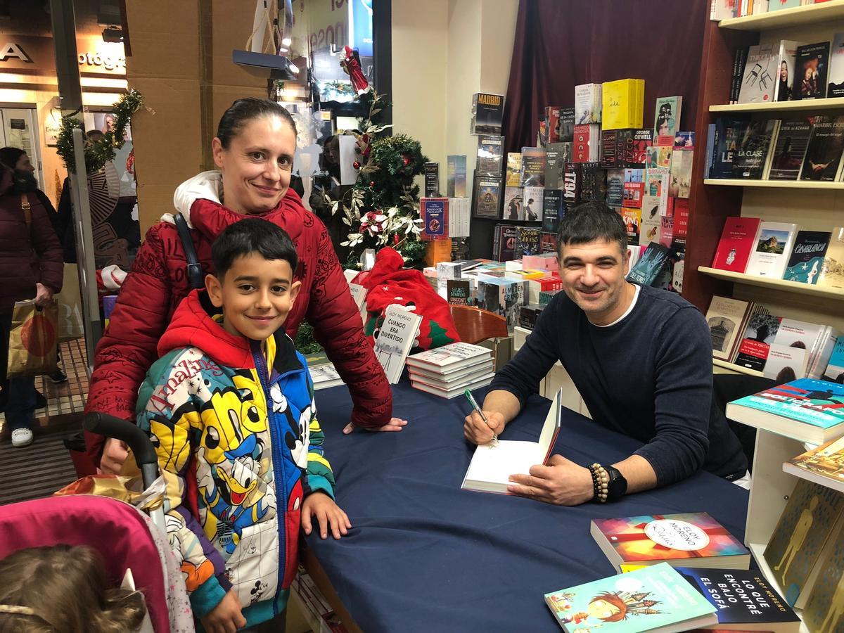 Eloy Moreno ha conseguido fidelizar a lectores de todas las edades, como pudo comprobarse en su firma de libros en Librería Argot.