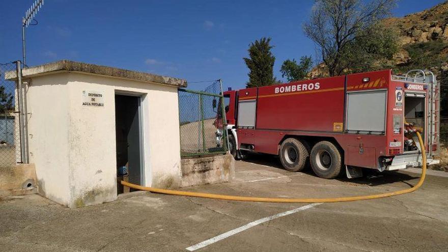 Bomberos de la DPT suministran alrededor de 250.000 litros de agua a La Fresneda