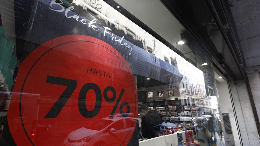 Un escaparate, con descuentos con motivo del Black Friday.