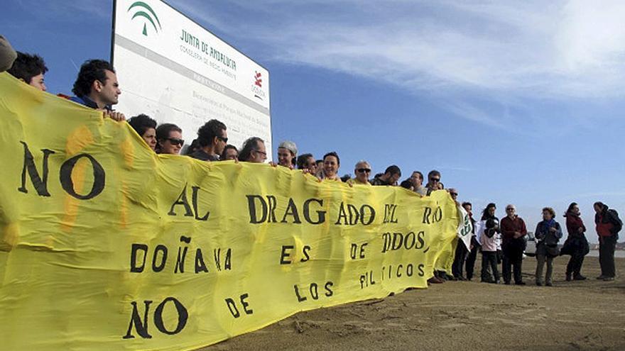 Imagen de archivo de una manifestación ecologista en Sanlúcar de Barrameda. / Román Ríos ( Efe)