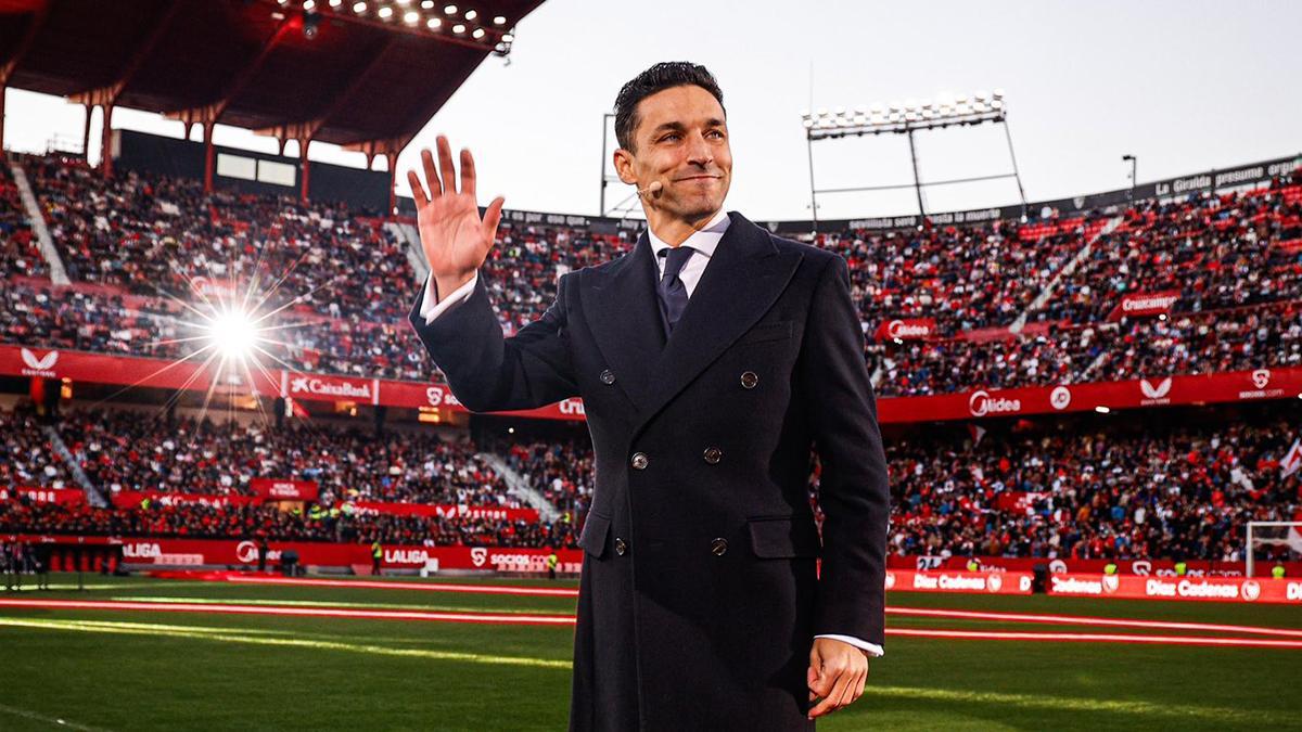 Jesús Navas en el césped del Ramón Sánchez Pizjuan para recibir el homenaje del Sevilla en su despedida del fútbol.