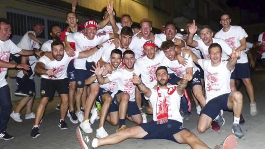 Los jugadores del Benigànim celebran el ascenso tras superar la eliminatoria en Villajoyosa.