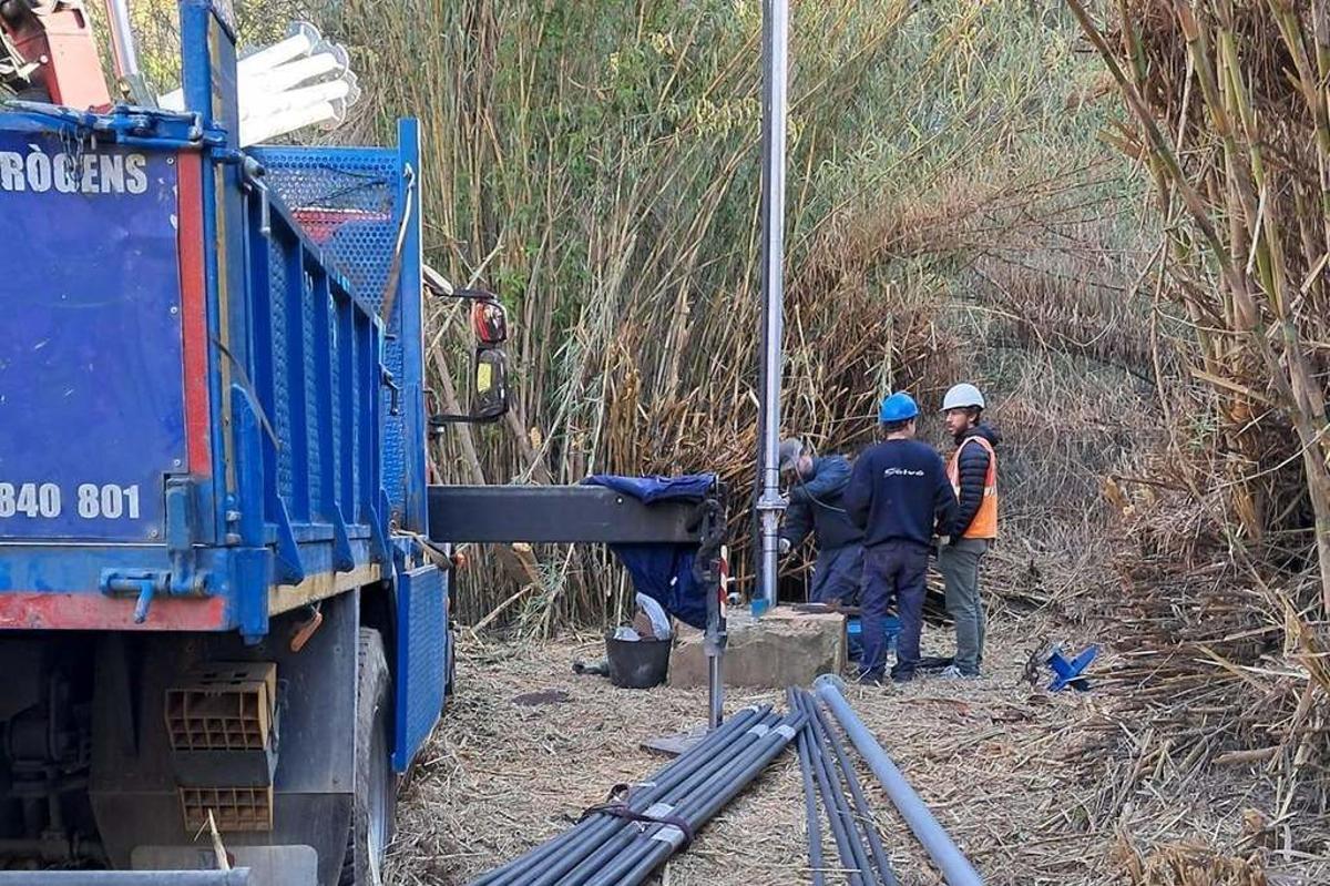 Técnicos, operando para aprovechar el agua subterránea