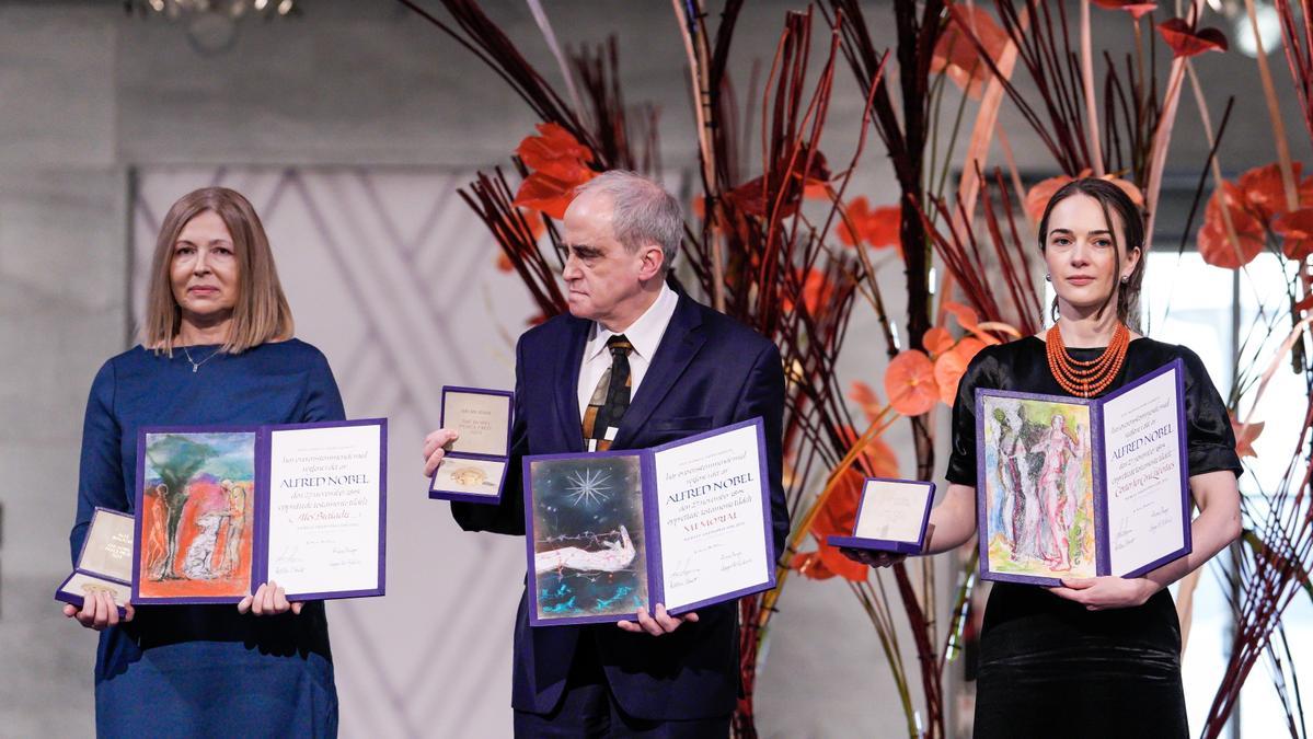 Activistas defienden a la sociedad civil y atacan a Rusia al recibir Nobel de la Paz.