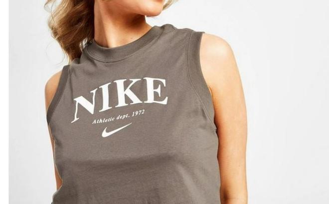 Oufits deportivos: camiseta Nike Varsity
