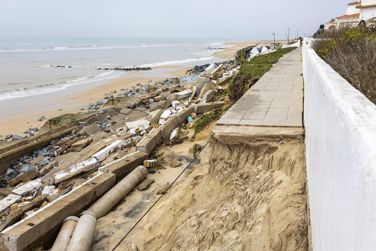Escombros causados por el temporal en Pueblo Andaluz, una urbanización de Matalascañas.