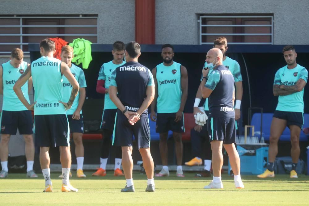 El Levante abre el entrenamiento a los medios