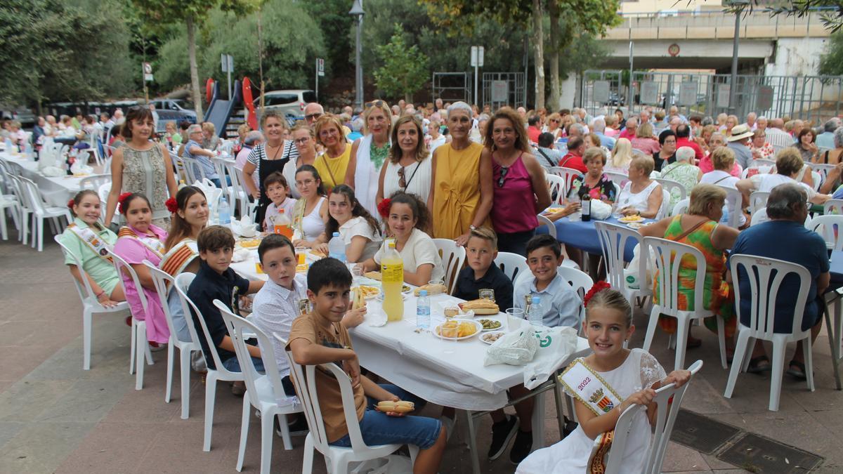 La alcaldesa, concejales, reinas y festeros, en la merienda de La Garrofera.