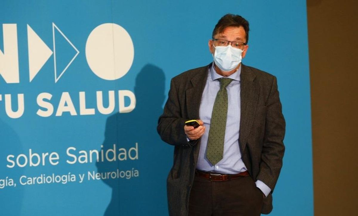 El doctor Jesús Martín, coordinador del CSUR de Aragón, explicó las novedades en los tratamientos y abordaje de la enfermedad. FOTO: JAIME GALINDO