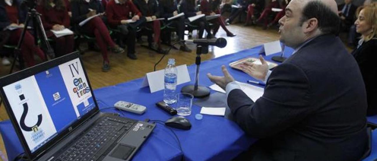 Agustín Iglesias Caunedo, en la mesa con la profesora María José Ordóñez, ante los estudiantes del Nazaret.