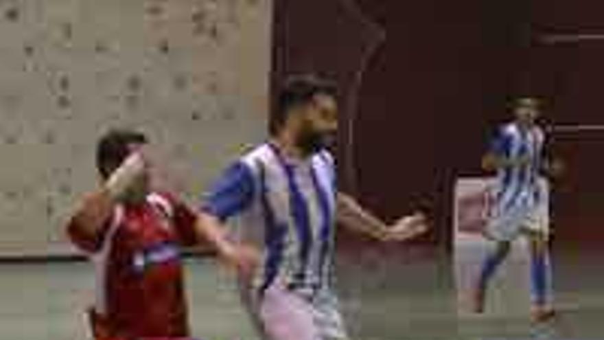 Un jugador del Atlético Benavente conduce el cuero.