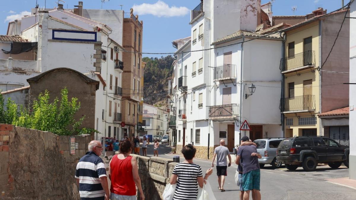 Imagen de los vecinos de Teresa volviendo a su pueblo tras unos días desalojados.