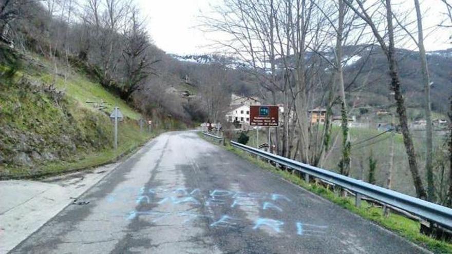 Una pintada en la carretera de entrada a San Xuan de Beleño, capital del concejo de Ponga.